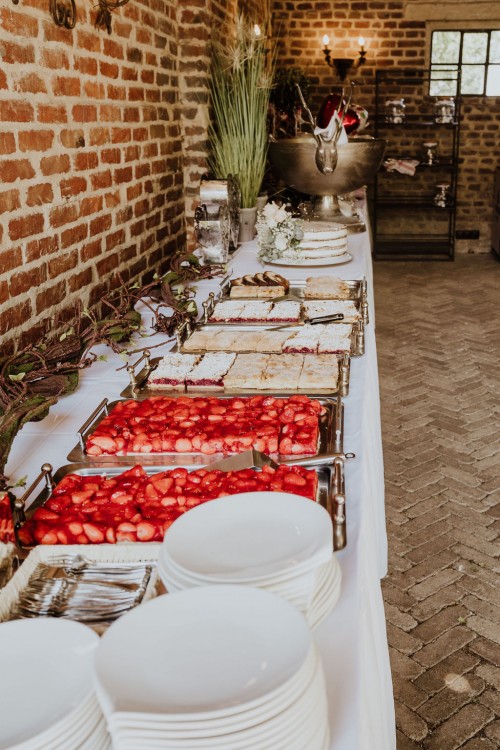 Farbfoto Kuchentafel Hochzeit Schmücker Hof