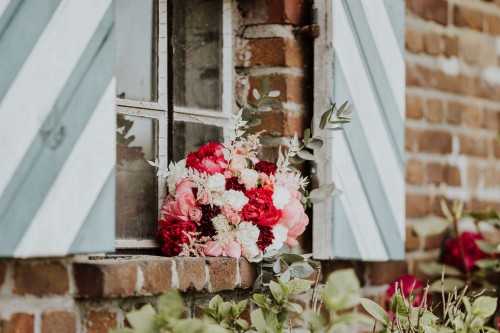 Gettingready Brautstrauß in Farbe an Fenster