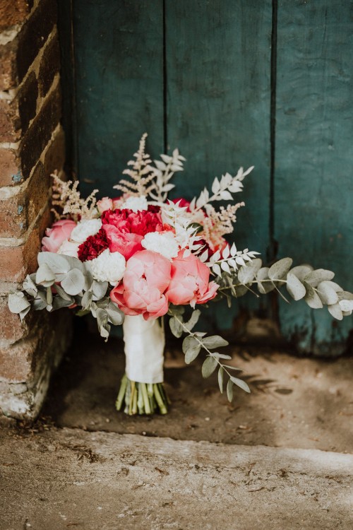 Gettingready Brautstrauß mit Pfingstrosen an Holzwand