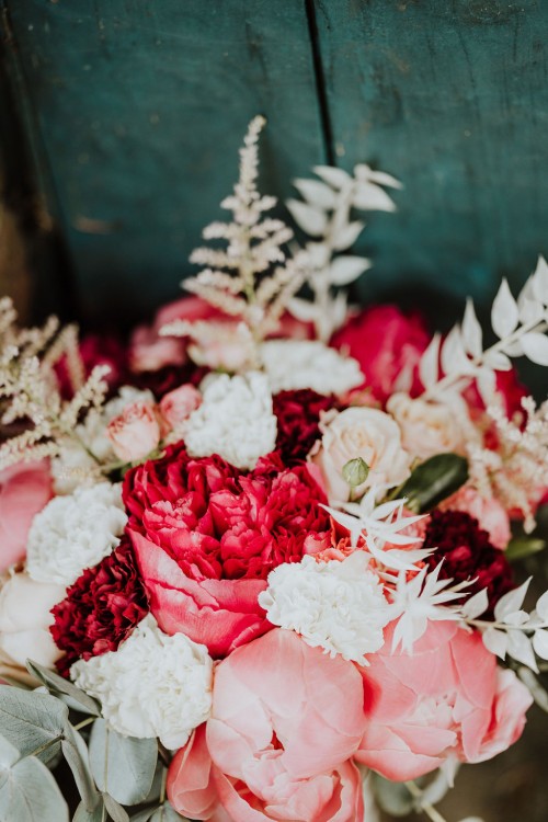 Gettingready Brautstrauß an Holzwand