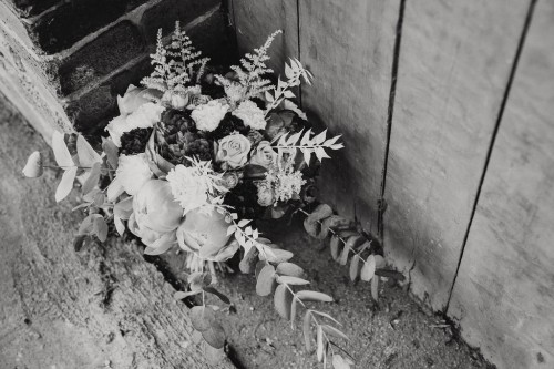 Brautstrauß schwarz-weiß vor Backsteinmauer gettingready