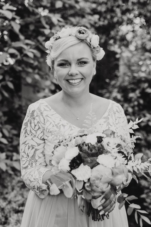 Gettingready Schwarz-weiß Braut mit Brautstrauß