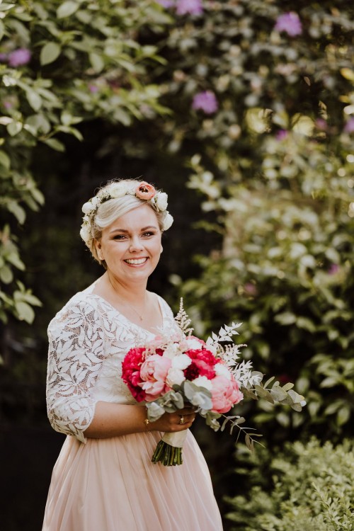 Farbfoto Braut Gettingready mit Brautstrauß