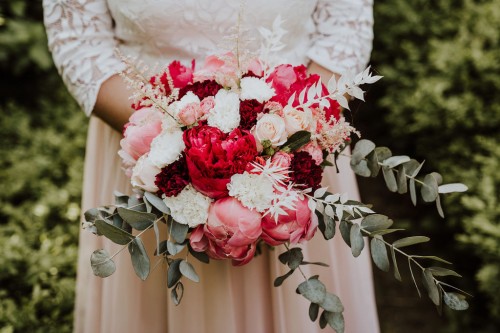 Farbiger Brautstrauß mit Pfingstrosen Gettingready