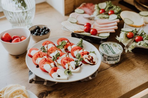 Ein Tisch mit Aufschnitt auf den Tellern.