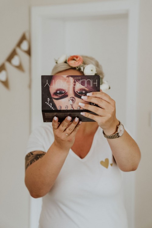 Farbfoto Gettingready Braut mit Makeuppalette