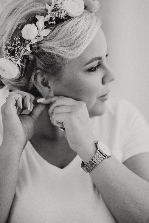 Gettingready in schwarzweiß Braut legt Schmuck an