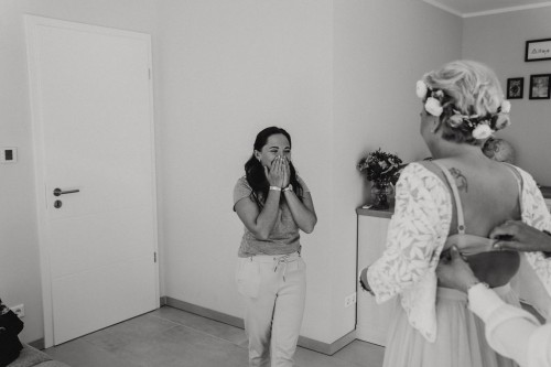 Gettingready schwarz weiß Brautakleide mit Trauzeugin