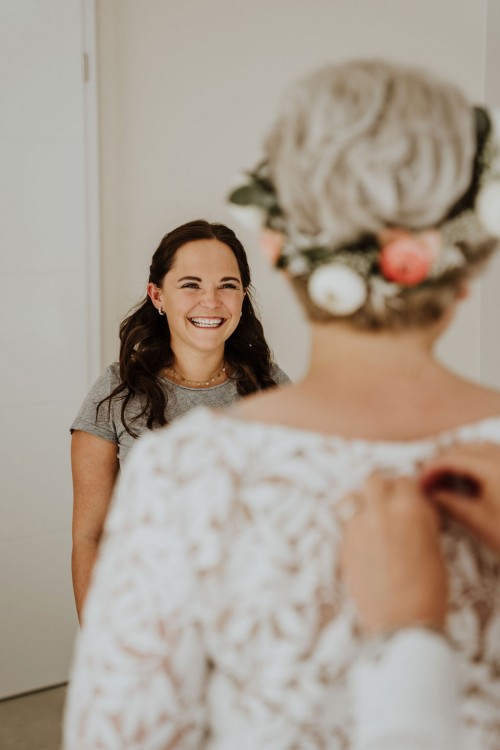 Gettingready Brautankleide mit Trauzeugin