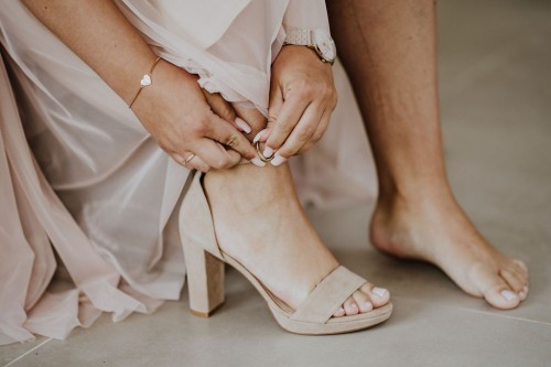 Farbfoto Gettingready Hochzeit Brautschuhe
