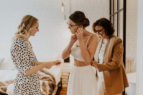 Gettingready Hilfe bei der Ankleide der Braut in Farbe