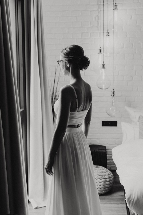 Gettingready in schwarz weiß im Hotelzimmer