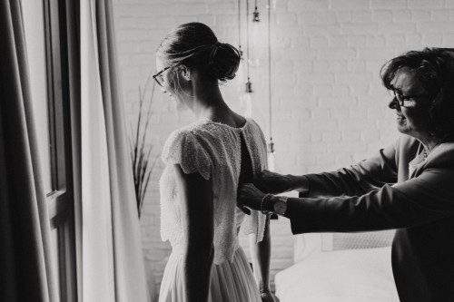 Gettingready schwarzweiß im Hotelzimmer