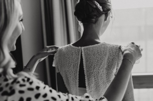 Schwarzweiß Braut Gettingready