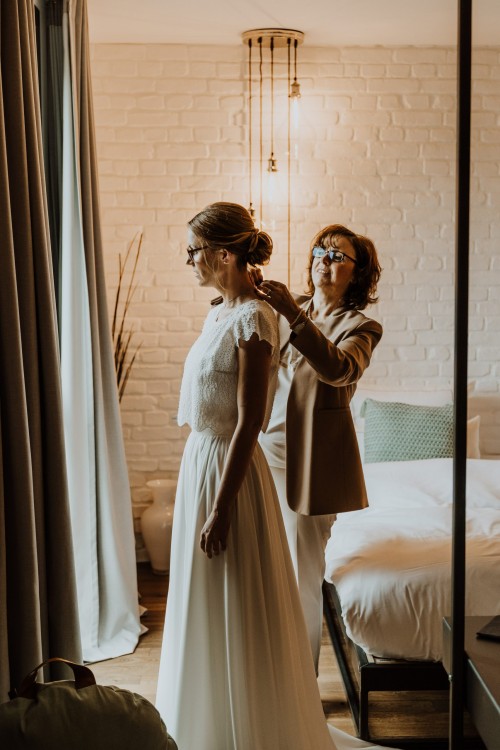 Farbfoto Gettingready Braut legt Schmuck an