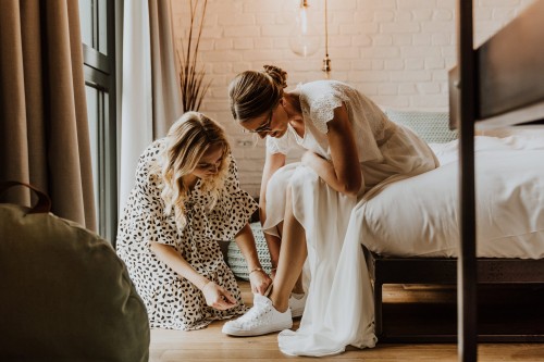 weiße Brautsneaker mit Perlenbesatz in Farbe Gettingready