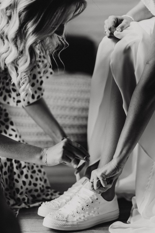 Brautsneaker mit Perlenbesatz in schwarz weiß