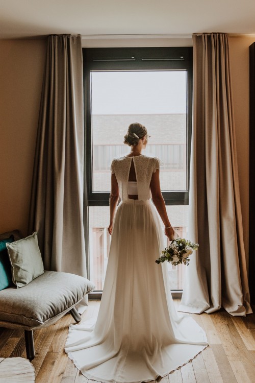 Gettingready Braut im Hotel in Farbe