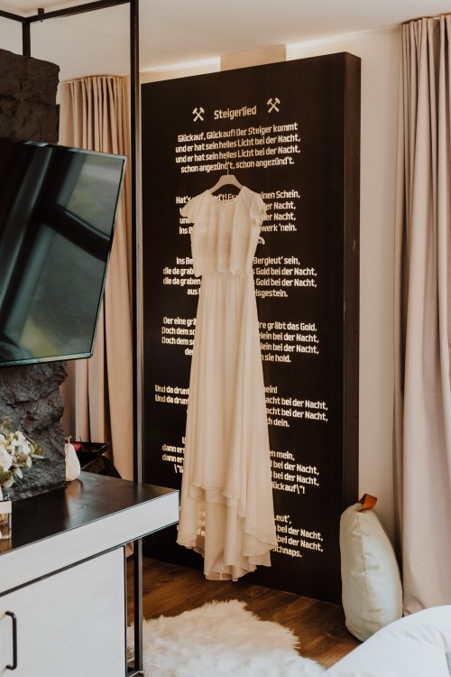 Gettingready Brautkleidpräsentation im Hotelzimmer vor Steigerlied