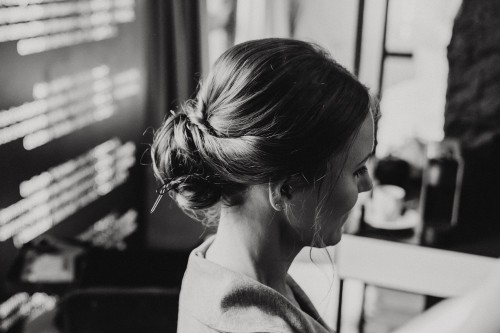 Gettingready Brautfrisur in schwarzweiß
