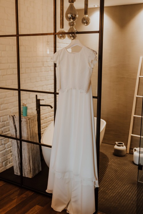 Gettingready Brautkleidpräsentation im Hotelzimmer