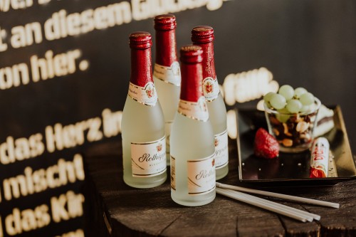 Farbfoto Gettingready Piccolo Rotkäppchensekt