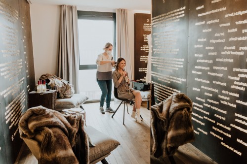 Farbfoto Gettingready Brautfrisur im Designhotelzimmer