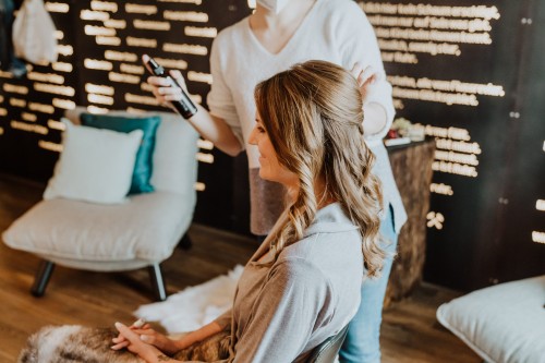 Gettingready Brautfrisur im Hotelzimmer