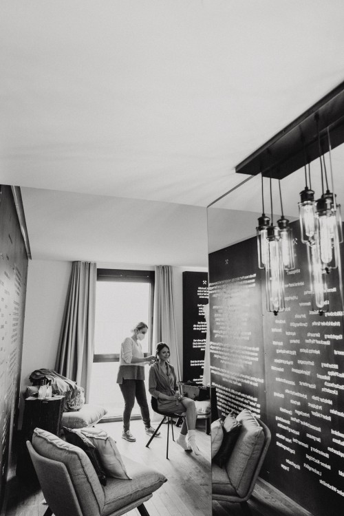 Gettingready Brautstyling im Hotelzimmer schwarzweiß