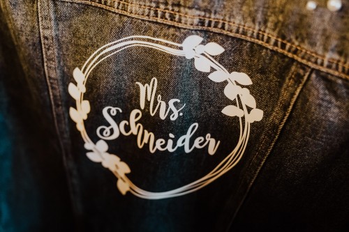 Farbfoto Jeansjacke Braut "Mrs. Schneider" Gettingready
