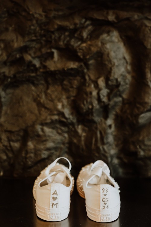 Gettingready Farbfoto Brautsneaker Converse Allstars mit Perlenbesatz