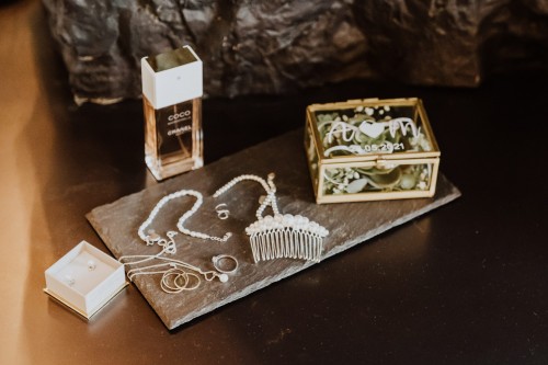 Gettingready Brautschmuck und Parfum auf Schieferplatte