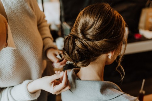 Farbfoto Brauthairstyling Gettingready im Hotelzimmer