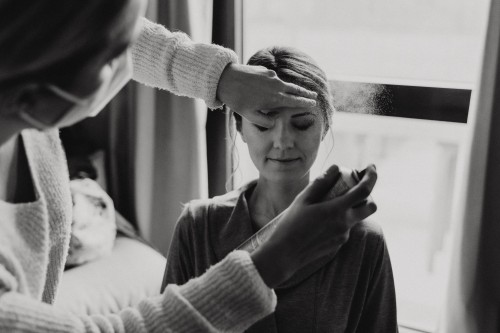 Gettingready in schwarzweiß Brautmakeup