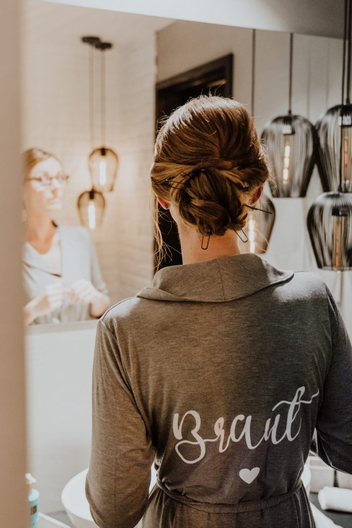 Gettingready Braut im Morgenmantel Farbfoto