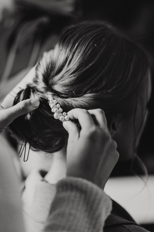 Gettingready Brautfrisur in schwarzweiß Perlenschmuck