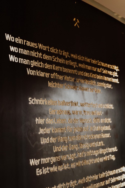 Farbfoto Schwarze Tafel "Komm zur Ruhr" Herbert Grönemeyer