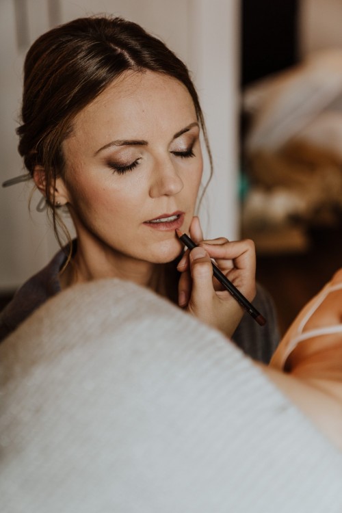 Farbfoto Gettingready Brautmakeup im Hotelzimmer