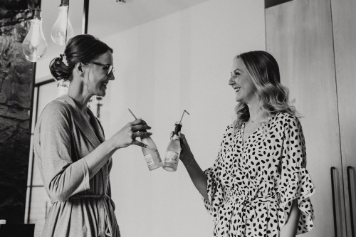 Schwarzweiß Gettingready Proseccopause im Hotelzimmer