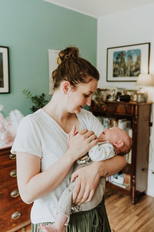 Ein kleines Baby bei einer Frau auf dem Arm.