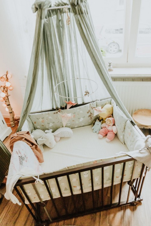 Ein Kinderbett mit Stofftieren.