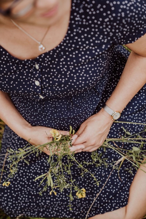 Eine Frau hält Blumen in den Händen