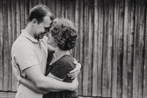 Ein Mann und eine Frau umarmen sich ganz eng