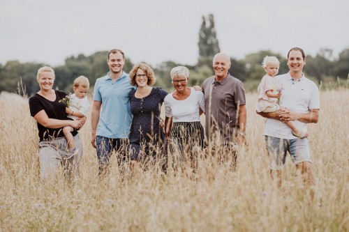 Ein Familienbild mitten auf der Wiese.