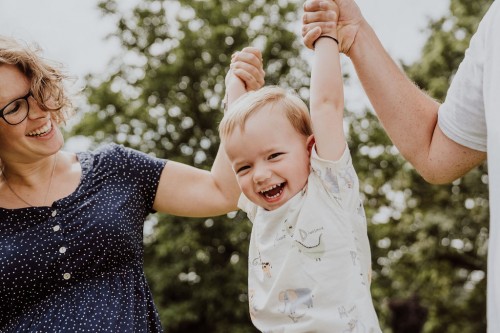 Eine Frau, die ein Baby in die Luft hält