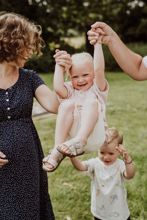 Eine Frau, die ein Baby in die Luft hält