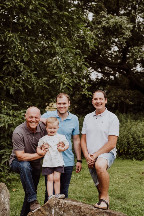 Ein Foto von Männern und einen kleinen Jungen