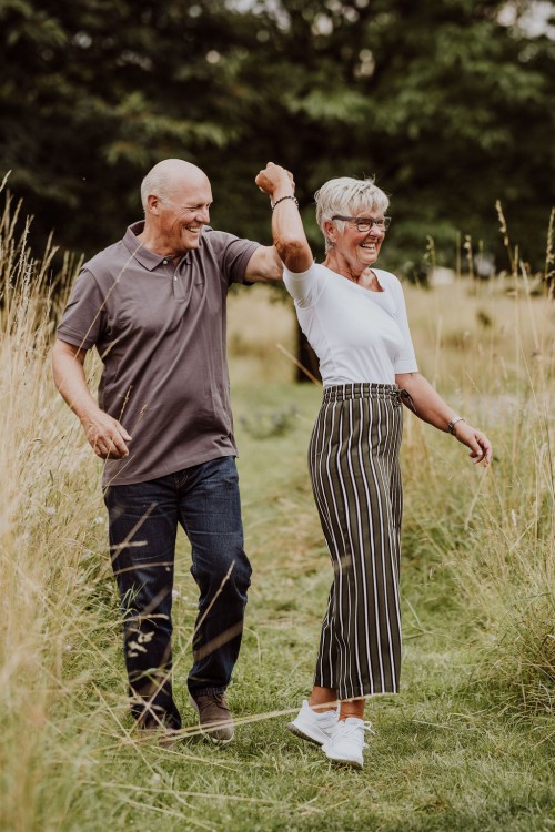 Eine Frau tanz mit einem Mann