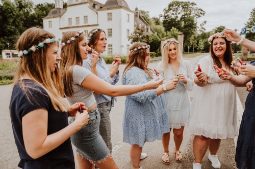 Eine Gruppe von Frauen trinken Schnaps.
