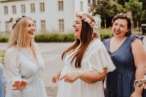 Eine Gruppe von lachenden Frauen.